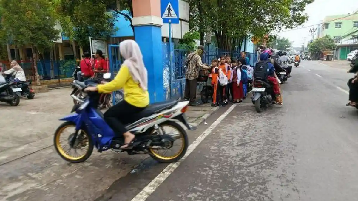 Kabut Asap Menipis, Siswa di Palembang Kembali Belajar di Sekolah ...