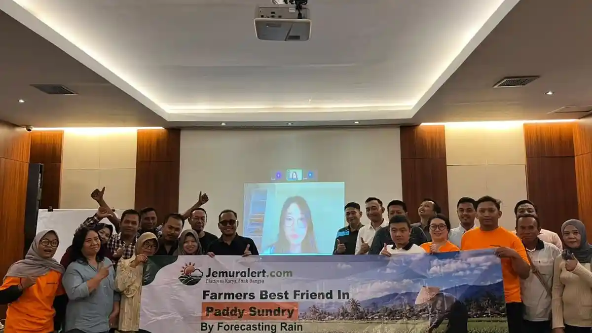 Bantu Petani Antisipasi Hujan saat Menjemur Padi, Remaja Kediri ...