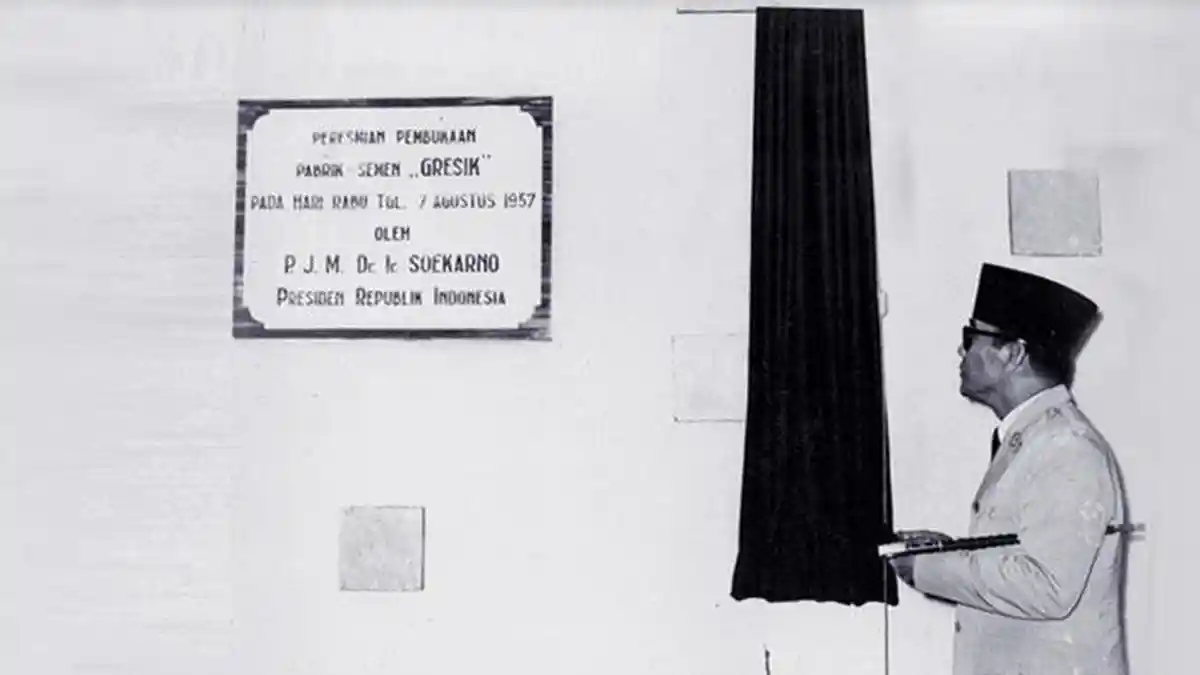 Bulan Bung Karno, Mujid Riduan : Presiden Sukarno Resmikan Pabrik Semen Gresik Tahun 1957