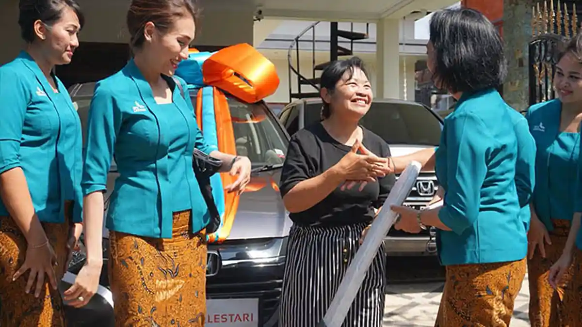 Kejutan Nasabah, BPR Lestari Antar Mobil Sampai Depan Garasi