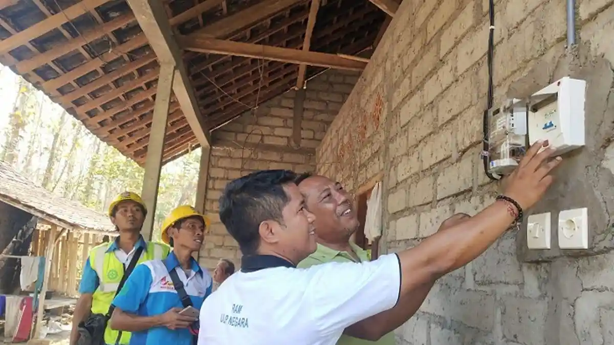 Wujudkan Senyum Pelanggan, PLN Beri Sambungan Listrik Gratis 