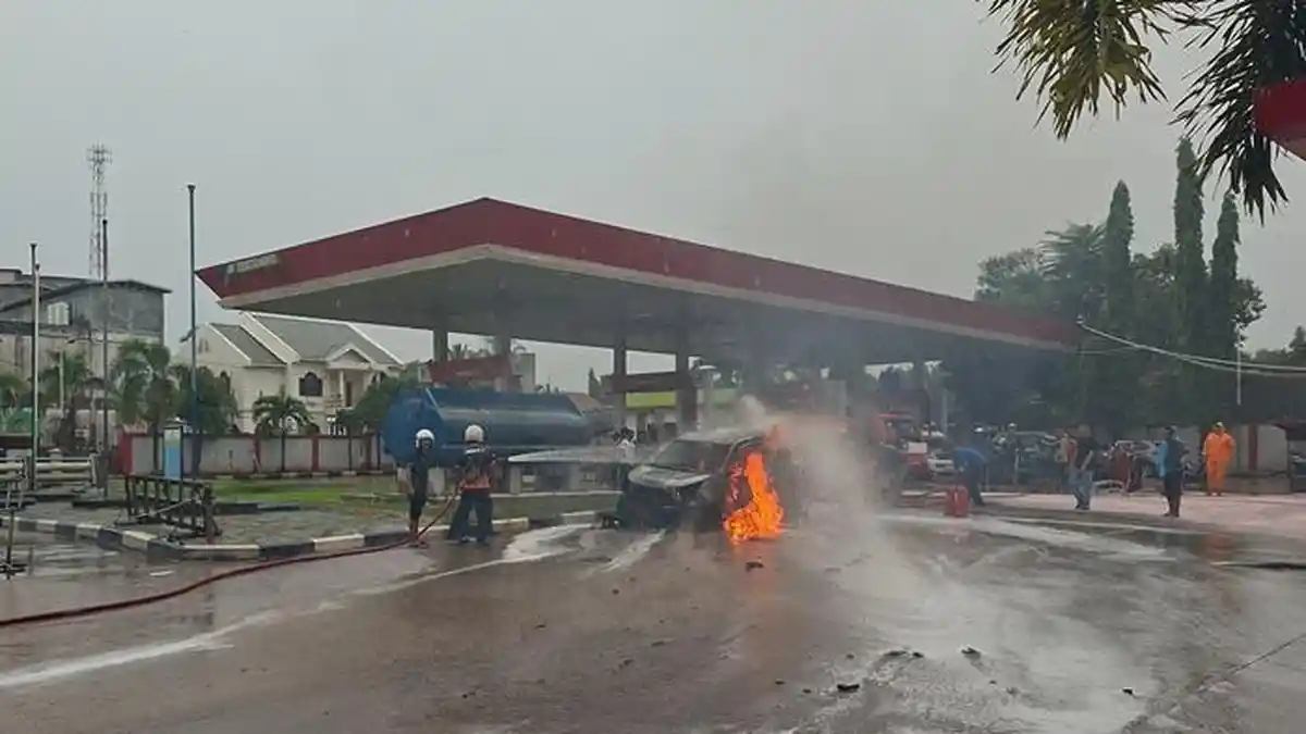 BREAKING NEW - Mobil Terbakar di Dekat Pompa Pengisian BBM SPBU Almanar Pelaihari, WargaHeboh