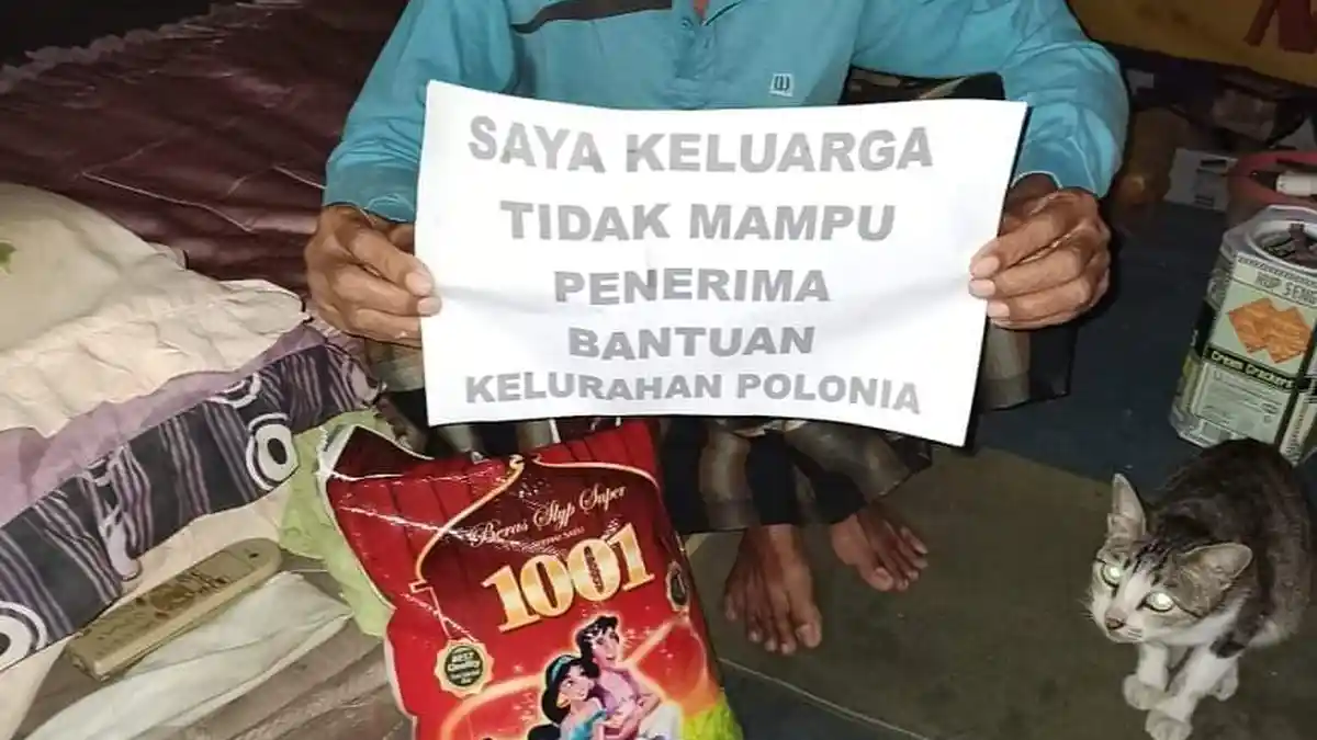 Viral Foto Warga Medan Menunjukkan Kertas Pengakuan Miskin setelah Dapat Bantuan Beras 5 Kilogram