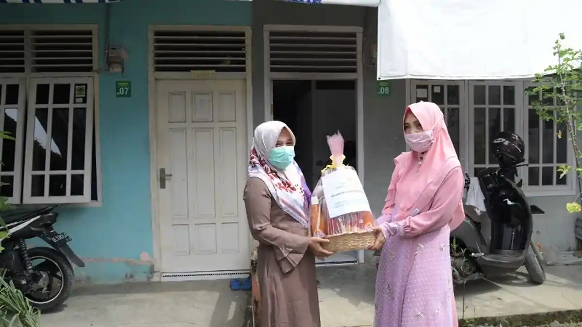 Pejabat Struktural Pemerintah Aceh Serahkan Bingkisan Lebaran untuk Petugas Medis Covid-19