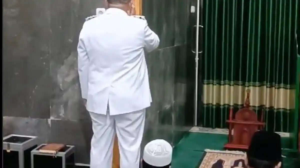 Viral Wali Kota Makassar Munafri Arifuddin Adzan di Masjid Balai Kota