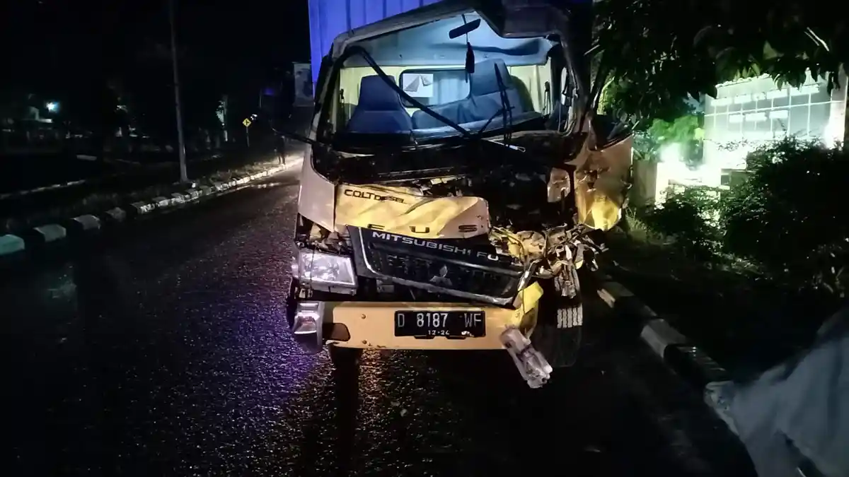 Kecelakaan Maut, Truk Boks Tabrak Truk Antre BBM di Pinggir Jalan, Sopir dan Kernet Luka Berat