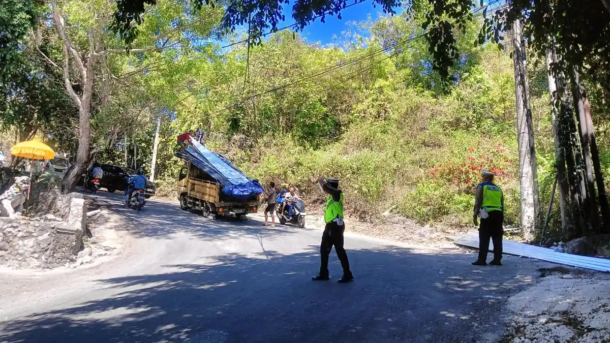 Kecelakaan Kerap Terjadi di Jalan Raya Goa Gong Jimbaran, Adi Arnawa Siapkan Opsi Jalan Baru