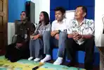 supriadi-dari-dispora-serta-siswa-dan-kepala-sekolah-smk-8-kota-bandung_20171026_174031.jpg
