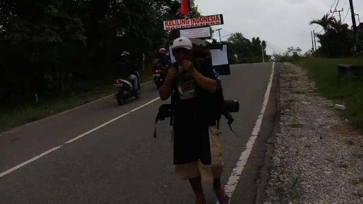 VIDEO - Sampaikan Pesan Pancasila, Mukti Harsono Berjalan Kaki Keliling Indonesia