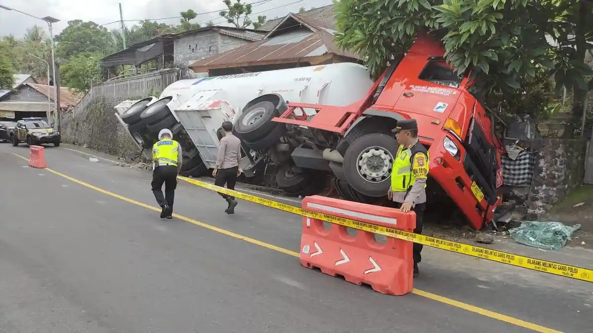 Truk Tangki Bermuatan Gas Terjungkal di Desa Pacung