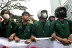 Mahasiswa Uhamka Unjuk Rasa di Jalan Jenderal Sudirman Jakarta