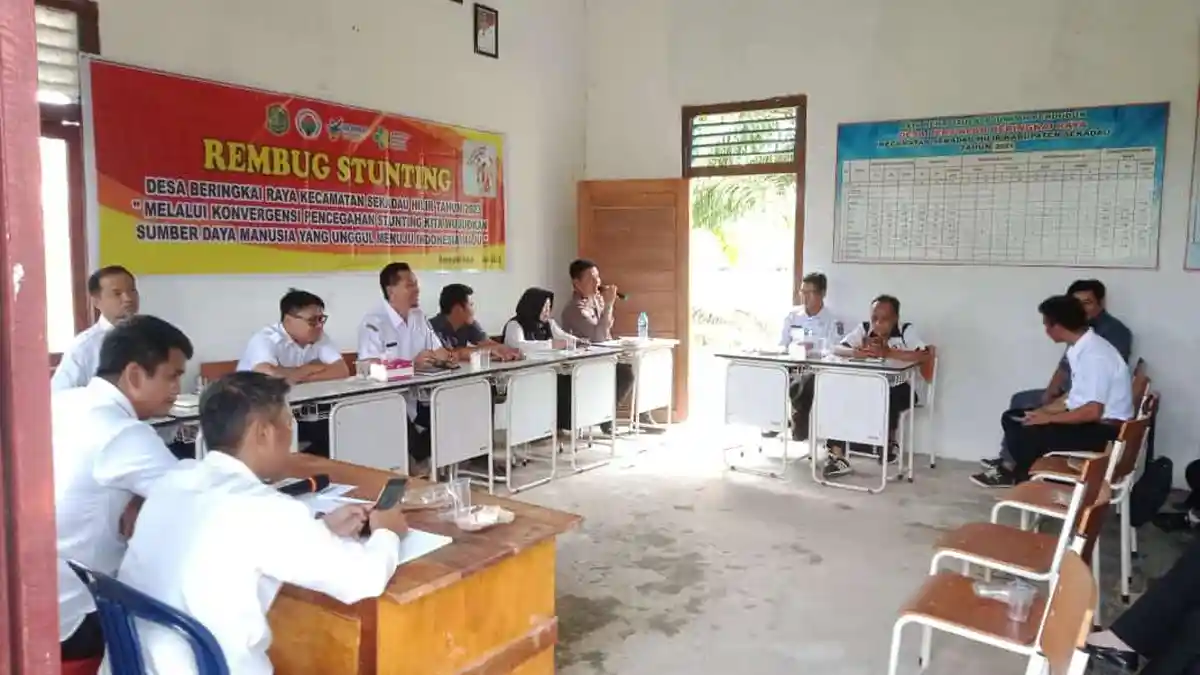 Bhabinkamtibmas Sekadau Hilir Dukung Program Rembug Stunting di Desa Beringkai Jaya