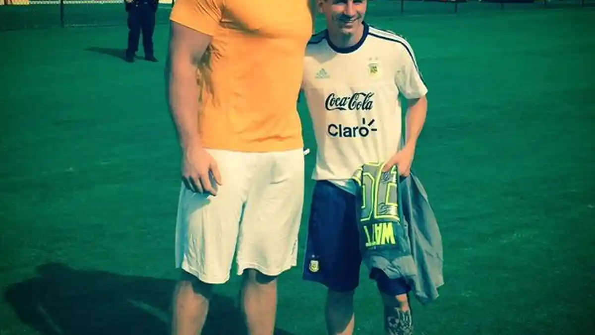 Lionel Messi Tampak Kecil saat Berpose dengan JJ Watt
