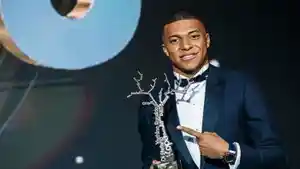 kylian-mbappe-saat-membawa-kopa-trofi.jpg