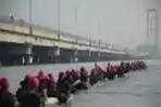 Ribuan Marinir Berenang Melintasi Selat Madura 