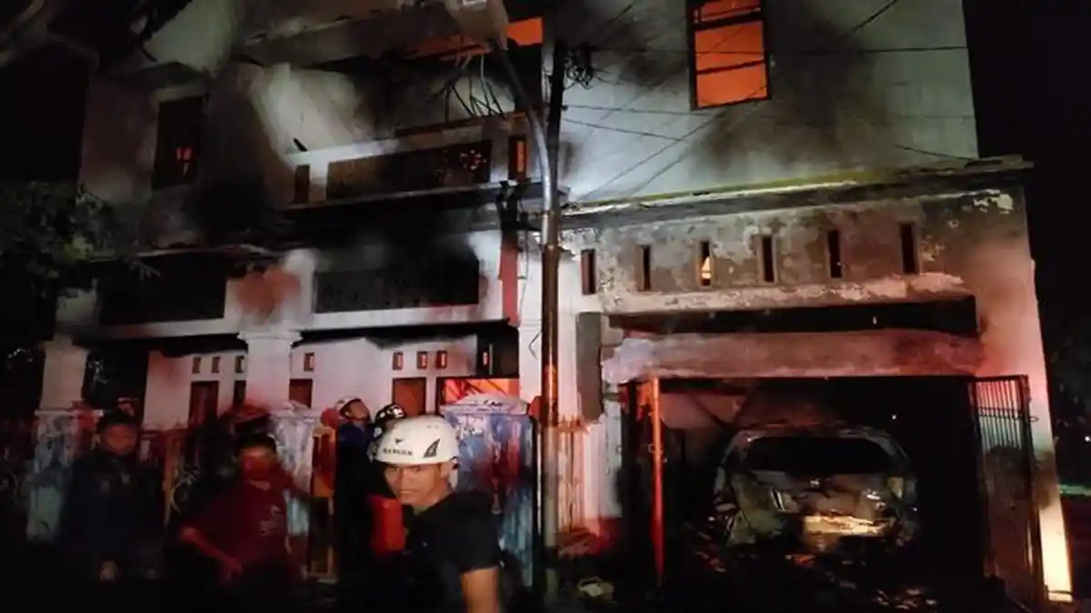 Detik-Detik 2 Petugas Damkar OKU Tertimpa Reruntuhan Rumah Kebakaran, Seketika Tak Sadarkan Diri