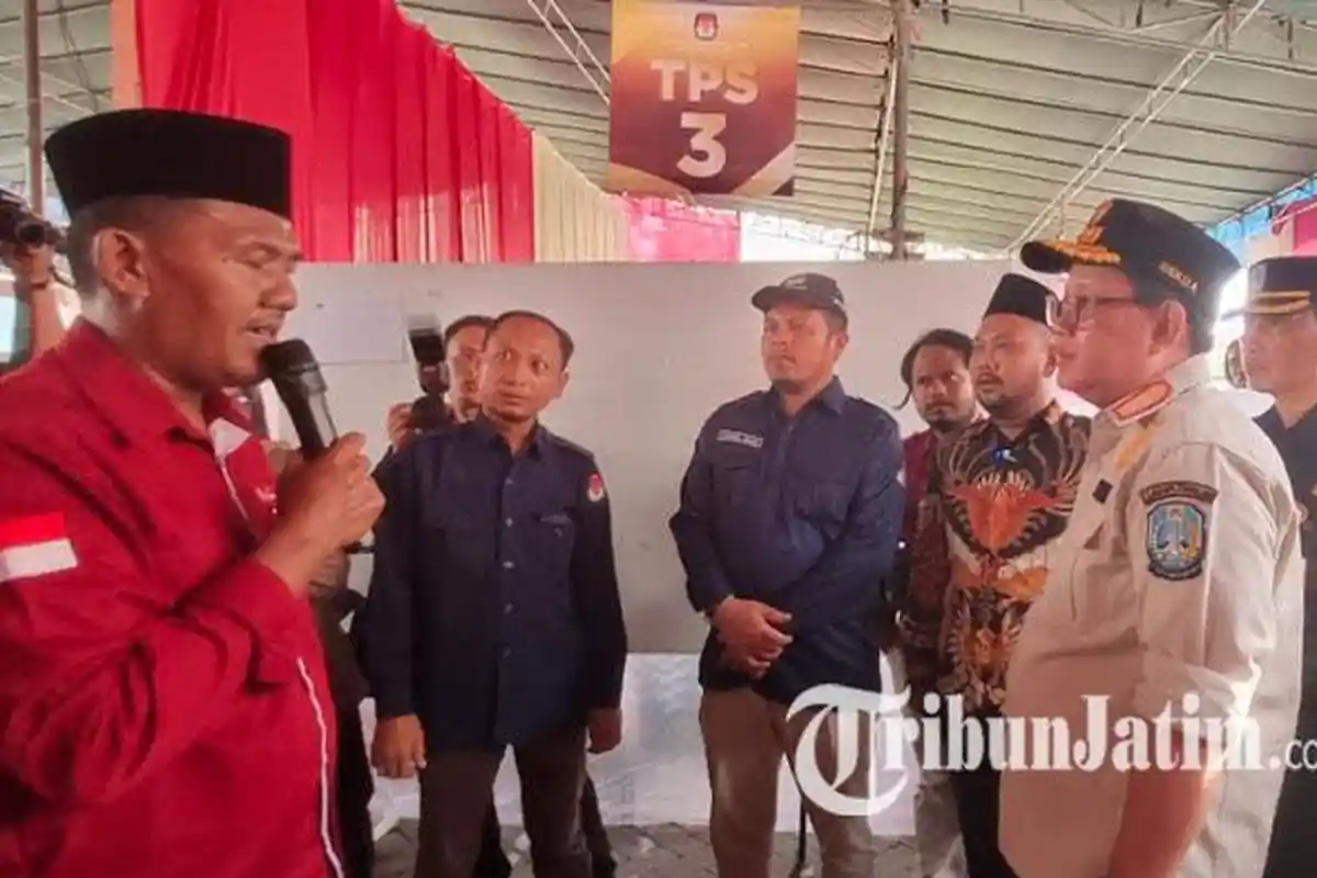 Plh Gubernur Jatim Tinjau Empat TPS Jadi Satu di Segoromadu Gresik, Pastikan Pesta Demokrasi Aman