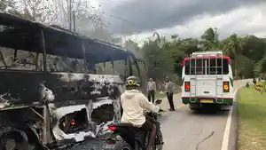 TERBAKAR-Bus-Babadok-rute-Kupang-Dilli-Timor-Leste.jpg
