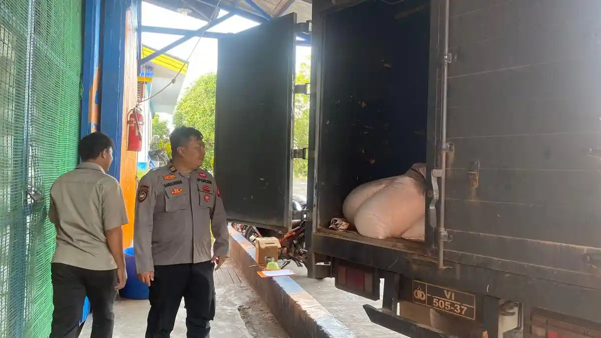 Dukung Program Ketahanan Pangan, Polres Melawi Antar 3,7 Ton Jagung ke Bulog Sintang