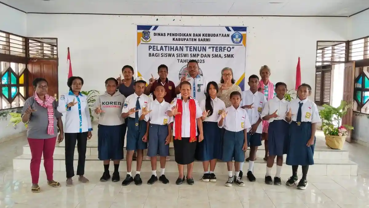 Pelajar Sarmi Dipersiapkan Jadi Pewaris Budaya Tenun Terfo