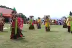 bissu-menari-di-kawasan-wisata-atakkae-wajo_20180510_090643.jpg