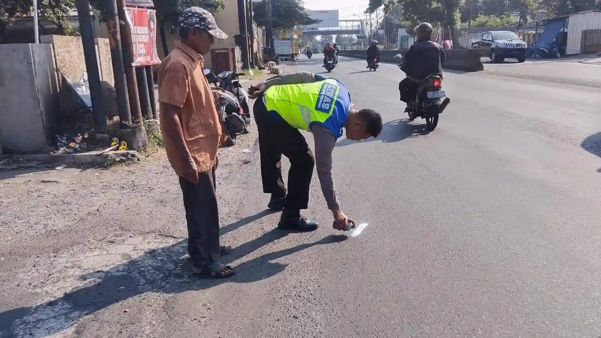 Kecelakaan Maut, Driver Ojol Tewas setelah Gagal Salip Truk di Banyumanik Semarang