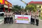 Polresta Kendari Berbagi 100 Paket Takjil Gratis ke Pengendara di Jalan DI Panjaitan