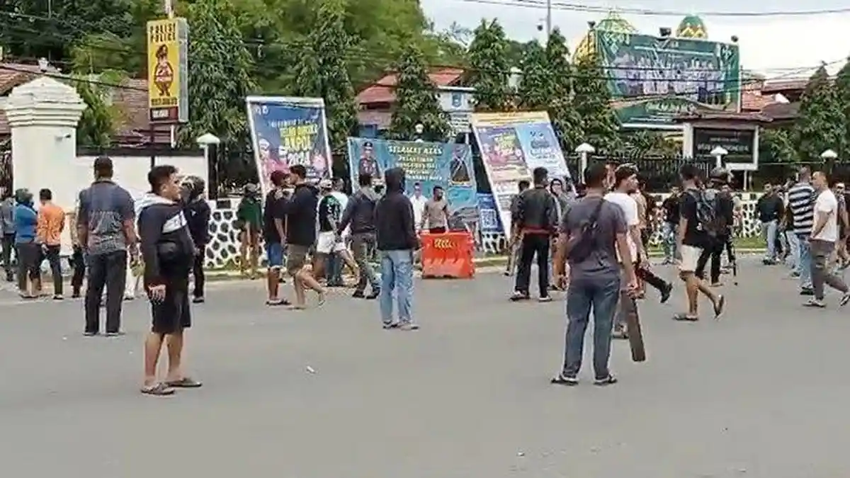 USAI Bentrok TNI AL dengan Brimob di Pelabuhan Sorong, 3 Pos Polisi Dirusak, Anggota TNI Luka Parah