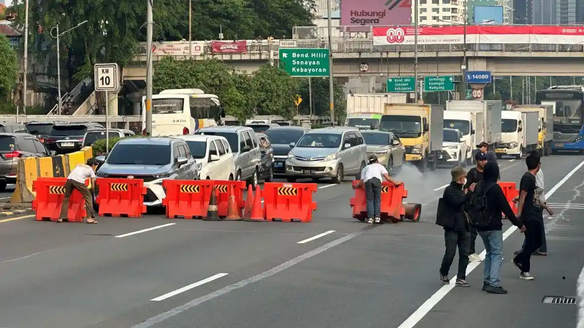Massa Demo DPR Blokade Paksa Tol Letjen S Parman KM 10, Mobil Dipaksa Putar Balik ke Semanggi