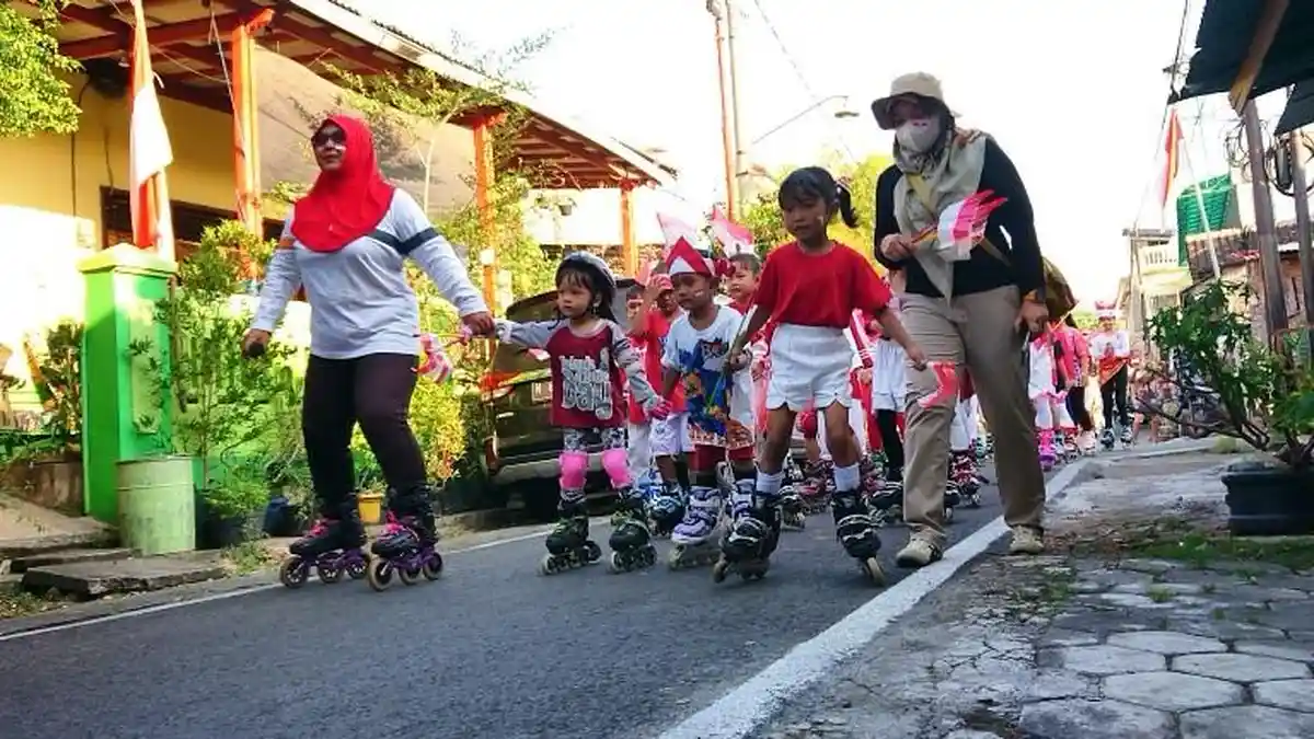 Anak-anak Bergembira, Pawai Kemerdekaan HUT RI Menggunakan Sepatu Roda Keliling Kampung