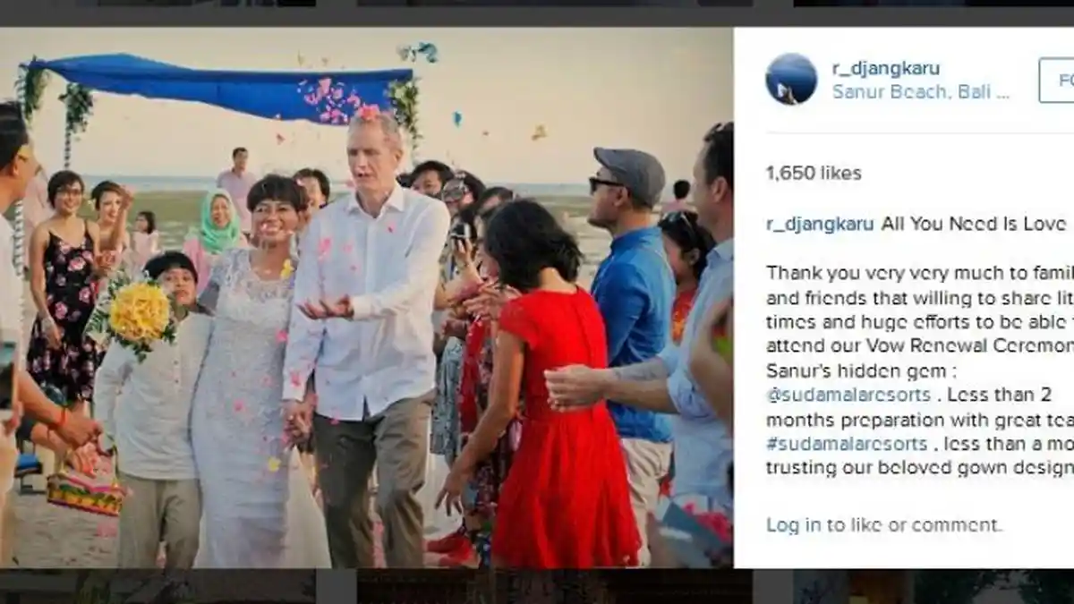 Bule Ini Nikahi Riyani Djangkaru 'Si Jejak Petualang' di Pantai Sanur