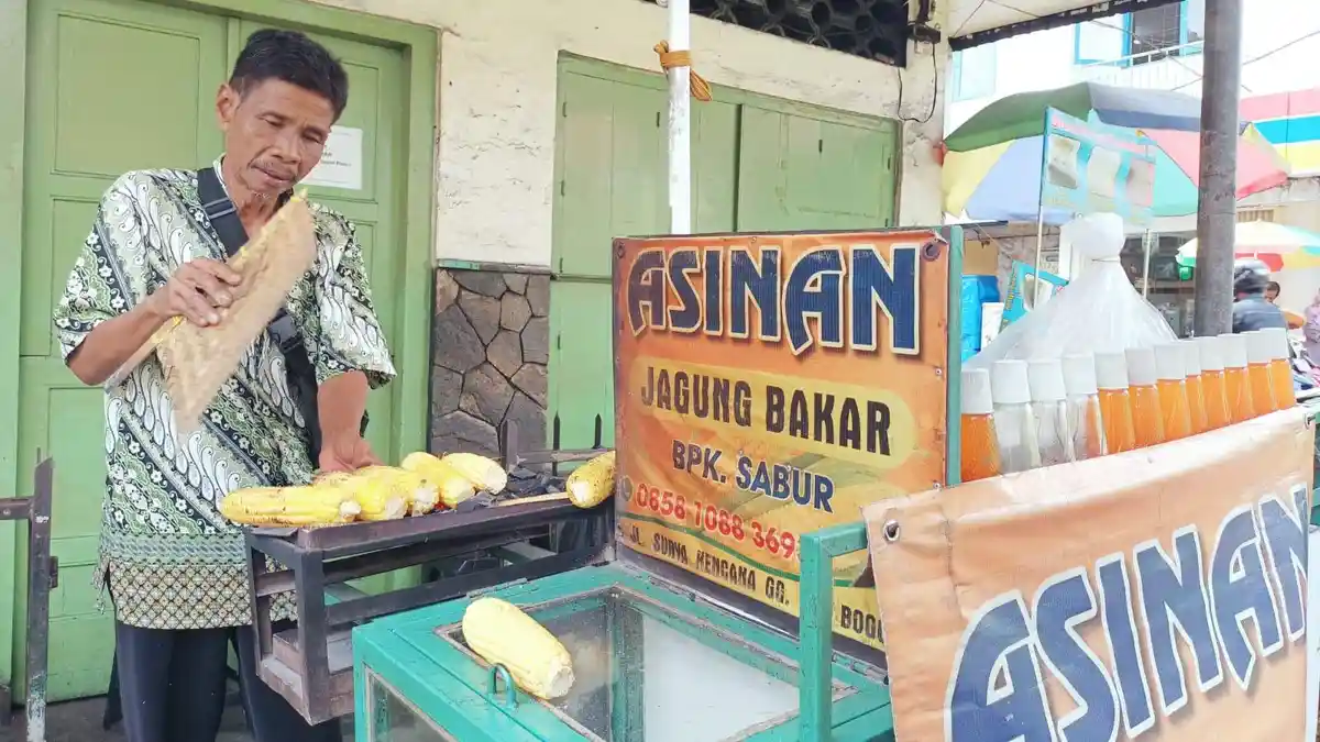 Kisah Sukses Sabur, 30 Tahun Setia Jualan Kuliner Bogor Asinan Jagung Bakar, Sering Didatangi Artis