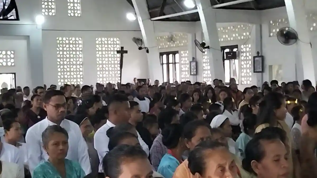 Ratusan Umat Katolik Rayakan Misa Syukur Satu Abad SDK Maunori