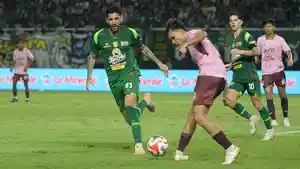 Striker-Persebaya-Surabaya-Bruno-Paraiba-menghadang-pemain-Persik.jpg