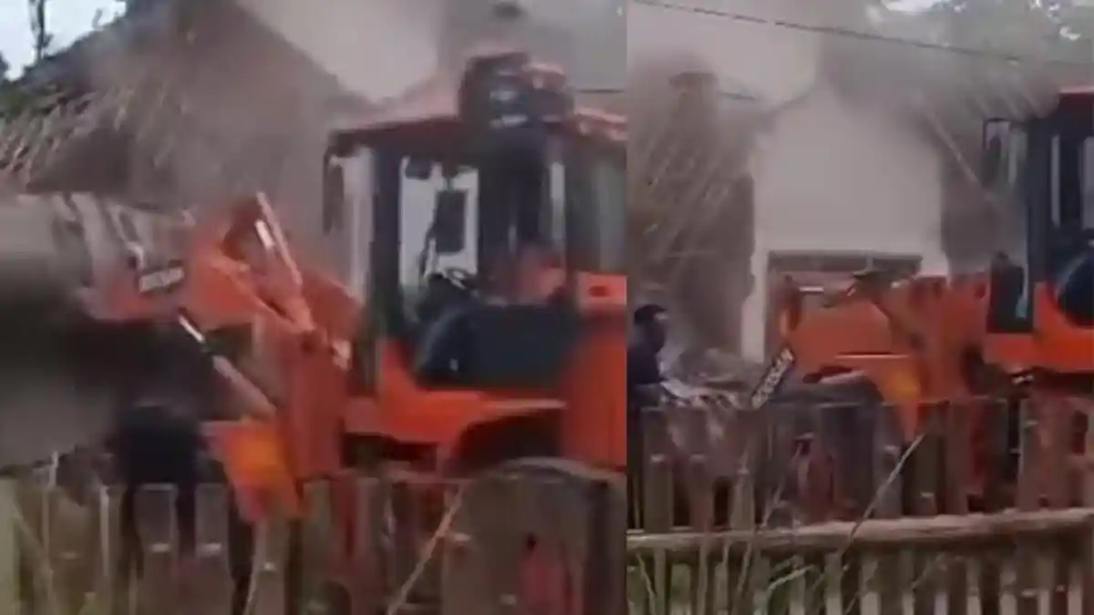 Pria Ini Sewa Buldoser dan Hancurkan Rumah Orang Tua Gara-gara Adik Tiri Kebagian Harta Warisan
