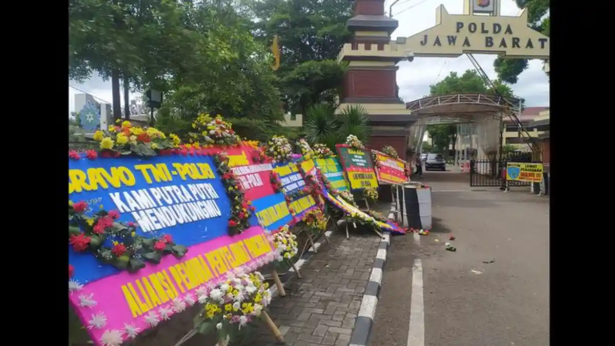 Karangan Bunga Berjejer di Mapolda Jabar Setelah FPI Tak Boleh Beraktivitas, Juga di Gedung Sate