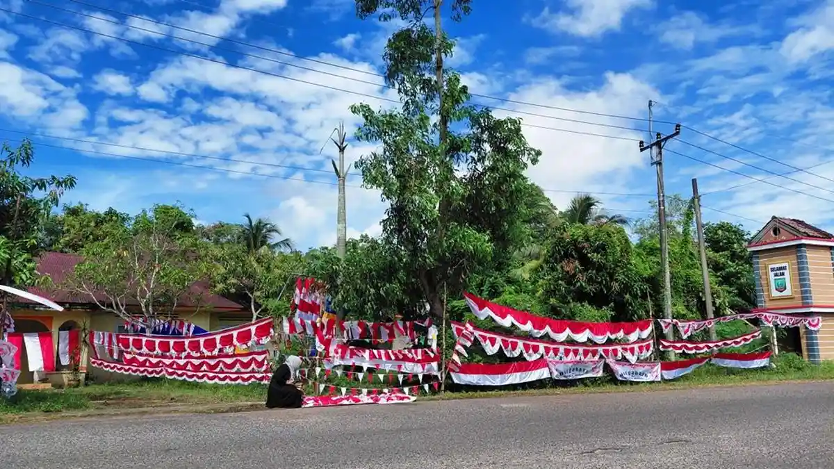 Penjual Bendera di Belitung Timur Mengeluh Sepi Pembeli