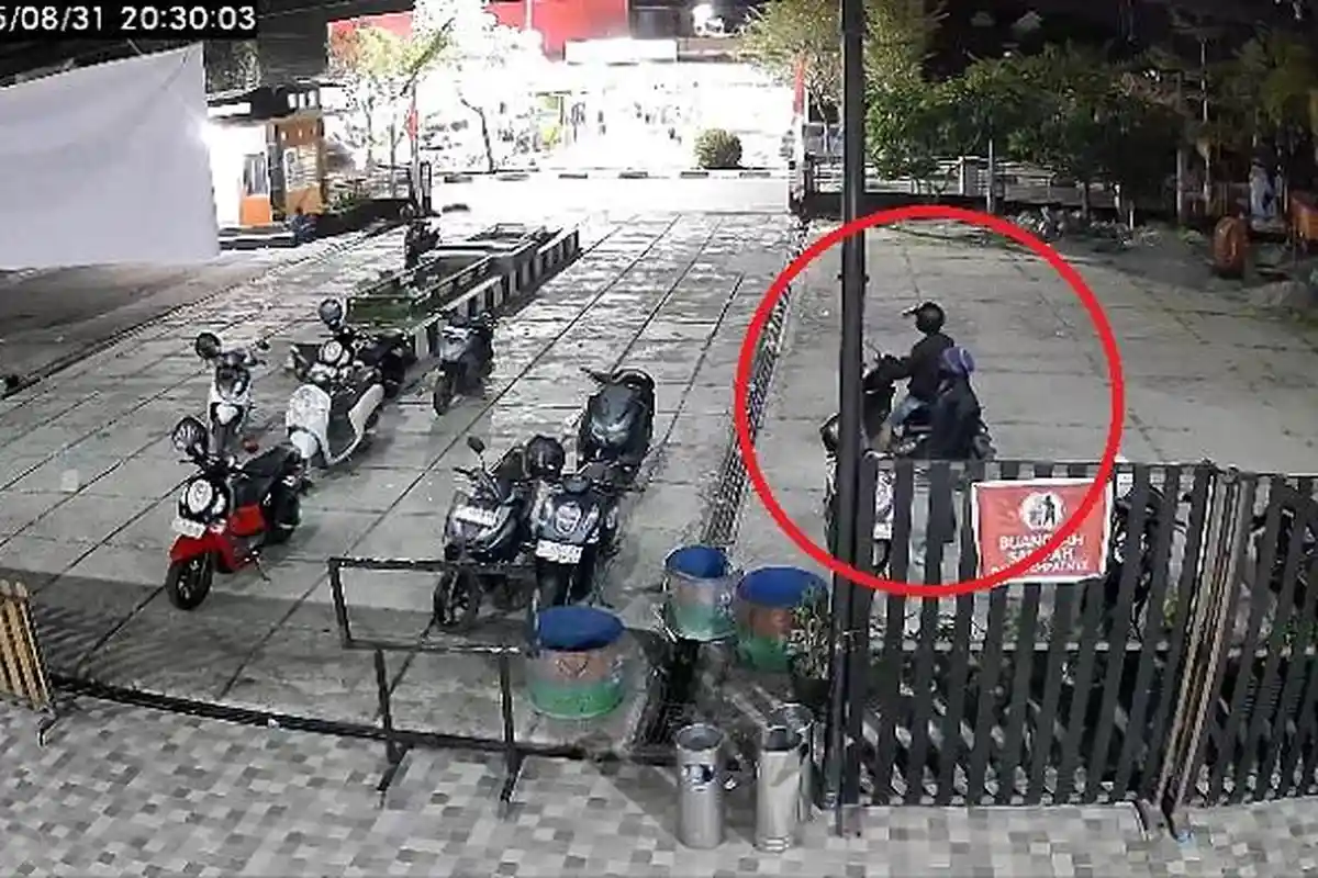 Detik-detik 2 Pria Terekam CCTV Curi Helm di Depan Remaja Sport Kolaka Sulawesi Tenggara