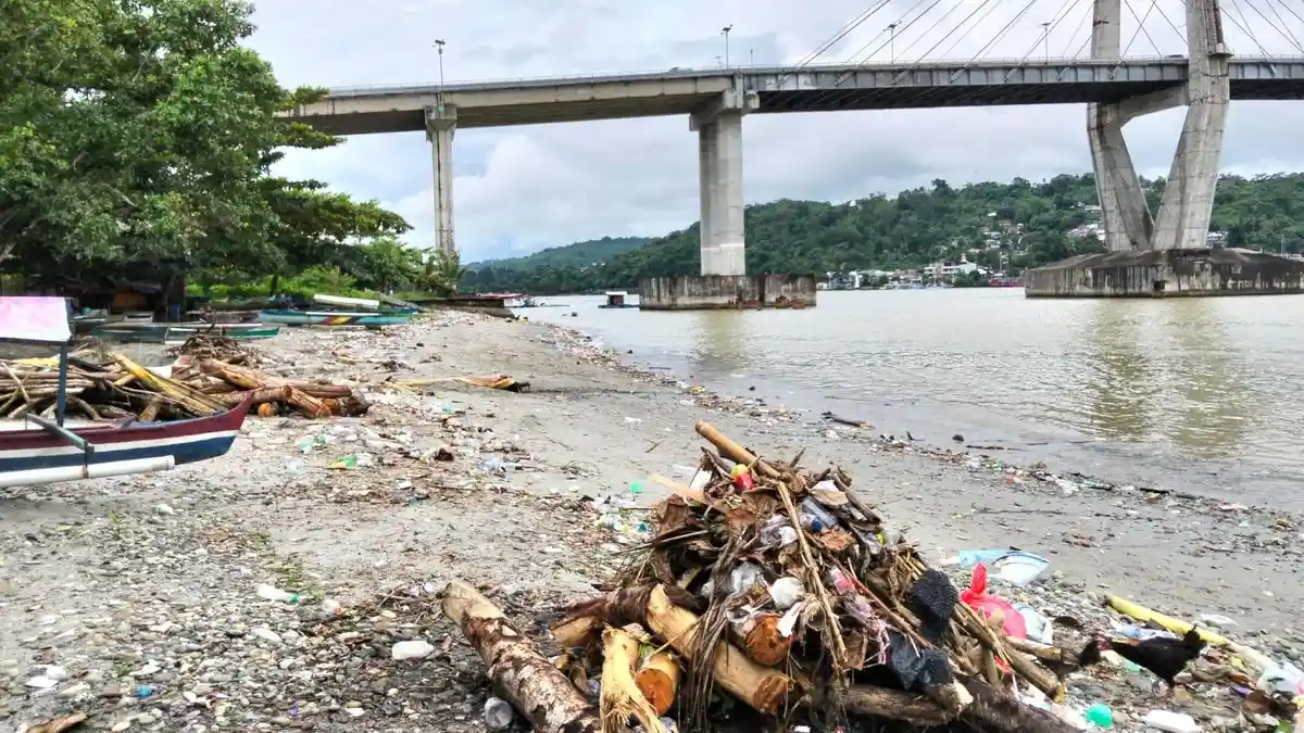 Sampah Berserakan di Bibir Pantai Negeri Rumah Tiga, Warga: Kasihan Lihat kondisi Ini