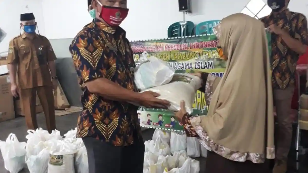 Guru Mengaji dan Honorer di Lampura Dibantu 1 Ton Beras dan Paket Sembako Kemenag