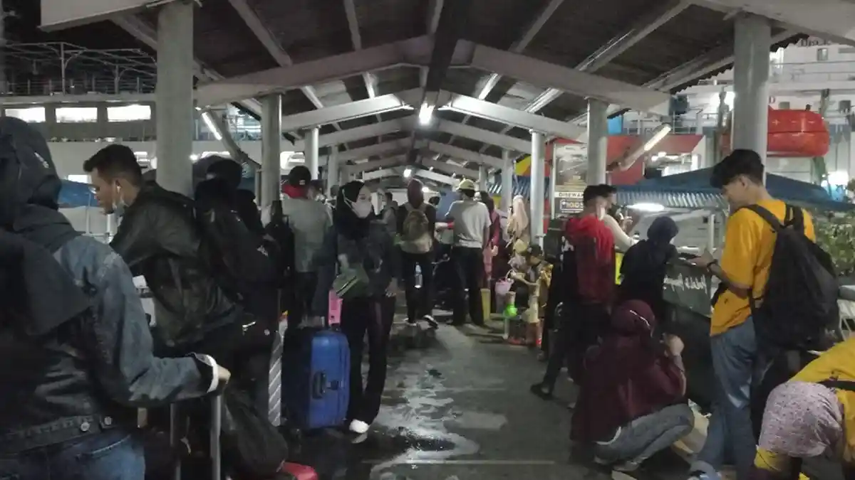 UPDATE Mudik Lebaran, Pemudik Mulai Padati Pelabuhan Merak, Pejalan Kaki Tercatat 28.644 Orang