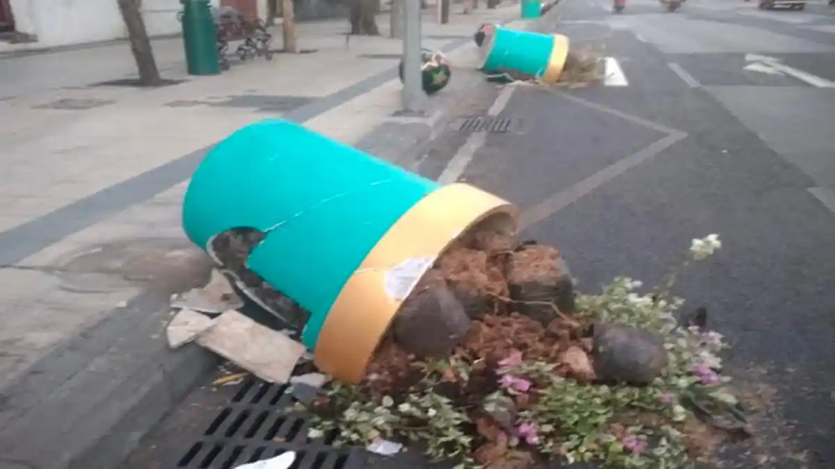SURABAYA DITEROR, Pot Bunga Mahal di Jalanan Kota Terus Menerus Dirusak Orang Tak Bertanggungjawab