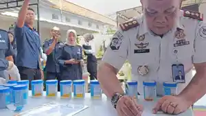 sejumlah-pegawai-dan-warga-binaan-Lapas-Kelas-IIB-Blitar-tes-urine.jpg