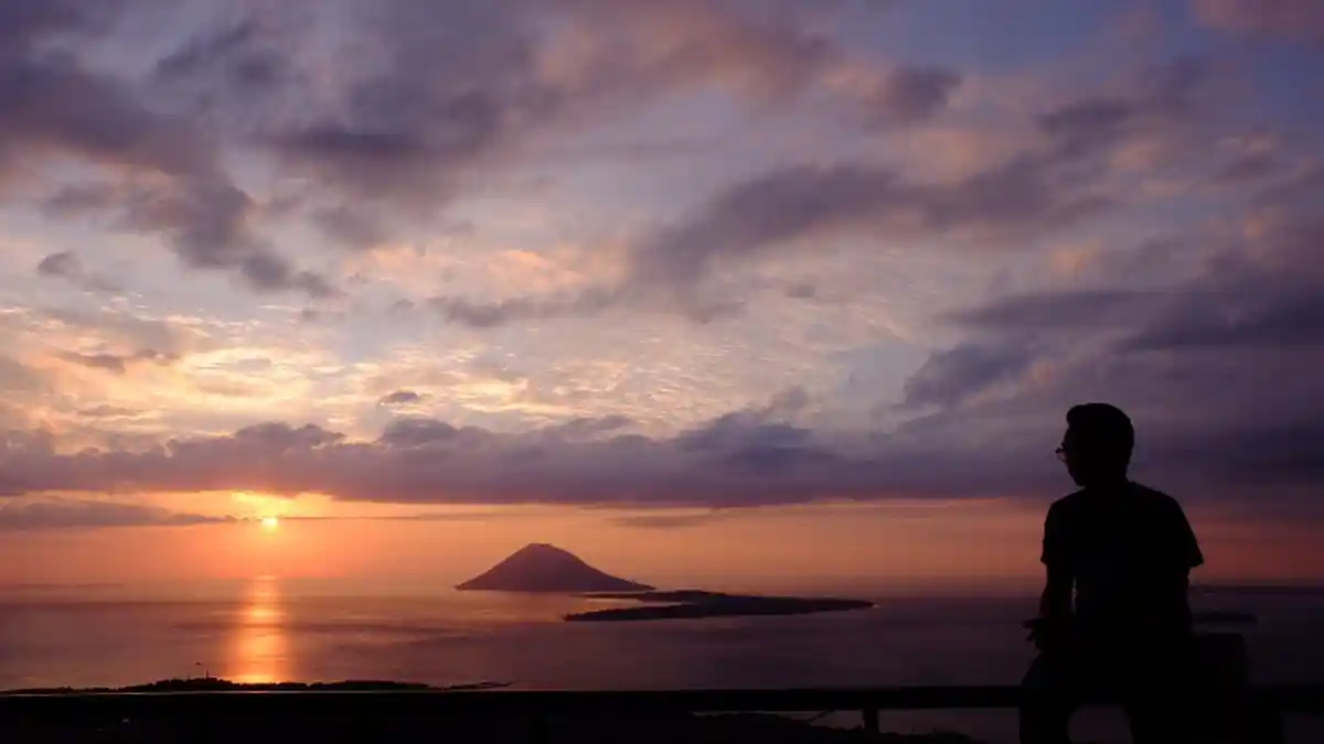 Gunung Tumpa Spot Terbaik Melihat Sunset di Manado
