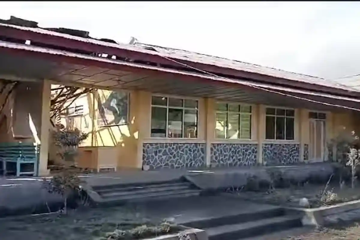 Bangunan SMP Katolik Santisima Trinitas Hokeng Rusak Berat