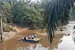 Anak-anak Sekolah di Desa Keritang Inhil Sebrangi Sungai Naik Rakit, Imbas Jembatan Putus