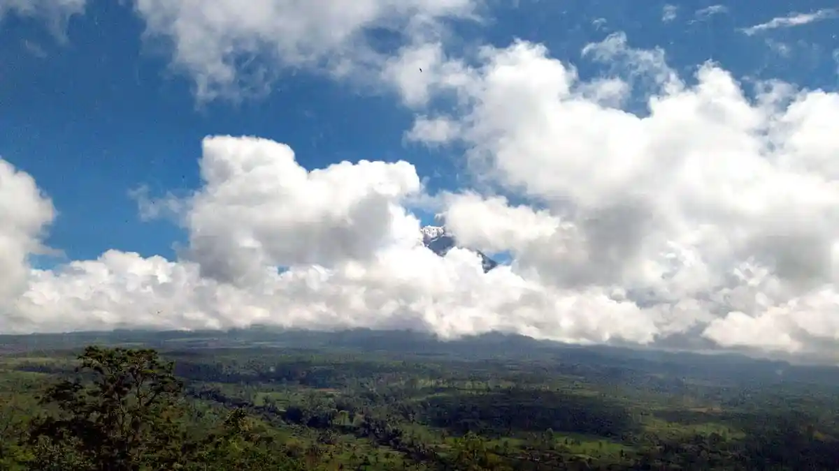Gunung Semeru Luncurkan Awan Panas, Warga Lumajang Diminta Waspada