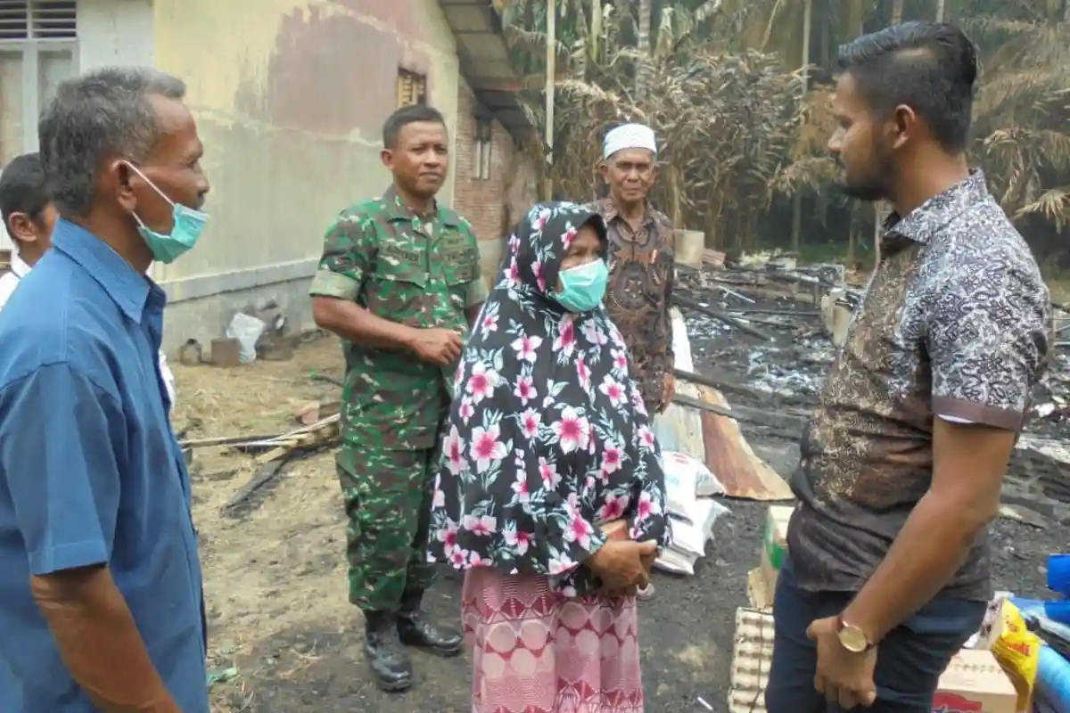 Tangisan Nek Mardiah Kala Berharap Rumahnya yang Terbakar Dibangun Kembali 