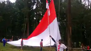 masyarakat-batang-kibarkan-bendera-merah-putih-raksasa-di-perbukitan-sikembang_20170521_115708.jpg