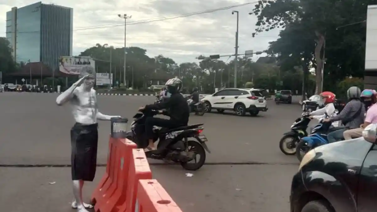 Seorang Manusia Silver Harus Kehilangan Bola Mata Karena Cat yang Digunakan, Begini Bahayanya